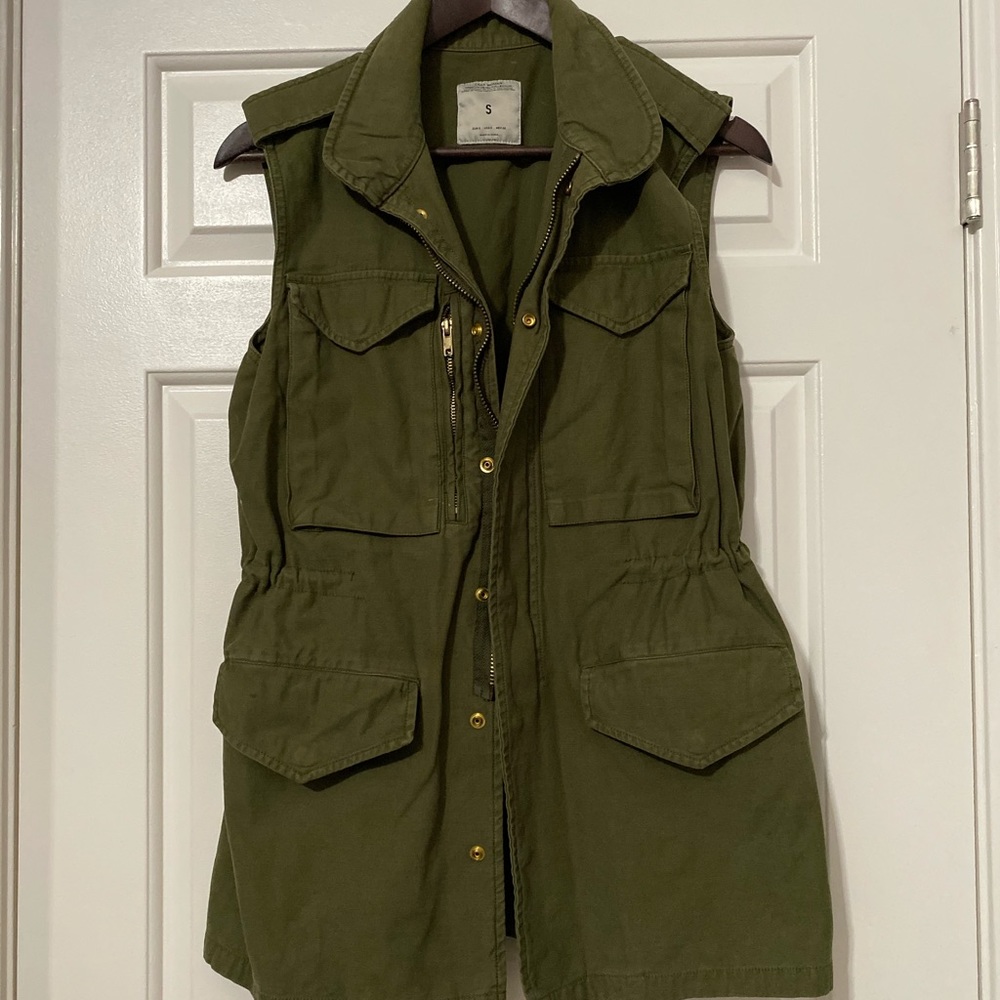 Cargo pocket army green vest